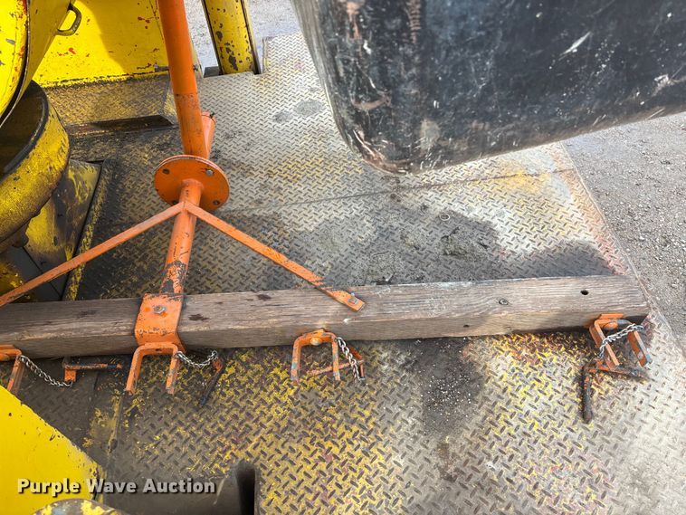 image for item EE4202 1984 GMC 7000 bucket truck