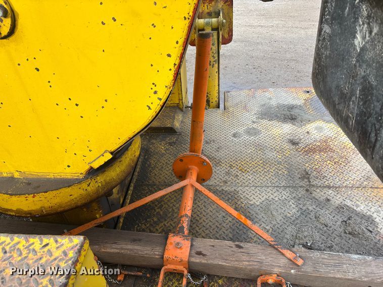 image for item EE4202 1984 GMC 7000 bucket truck