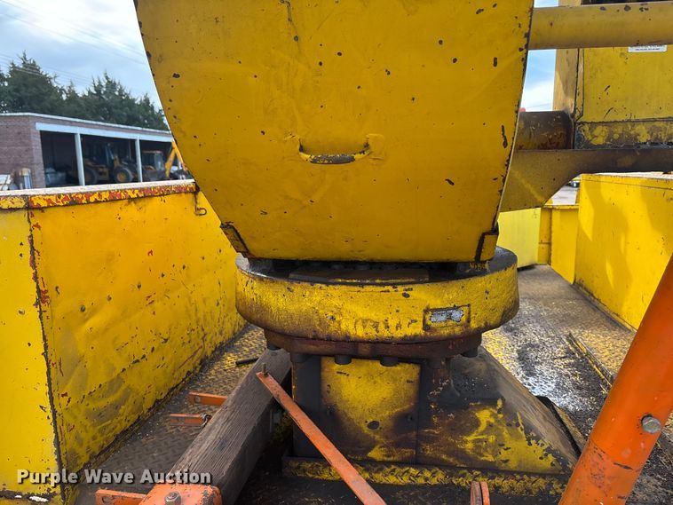 image for item EE4202 1984 GMC 7000 bucket truck