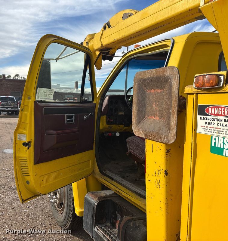 image for item EE4202 1984 GMC 7000 bucket truck