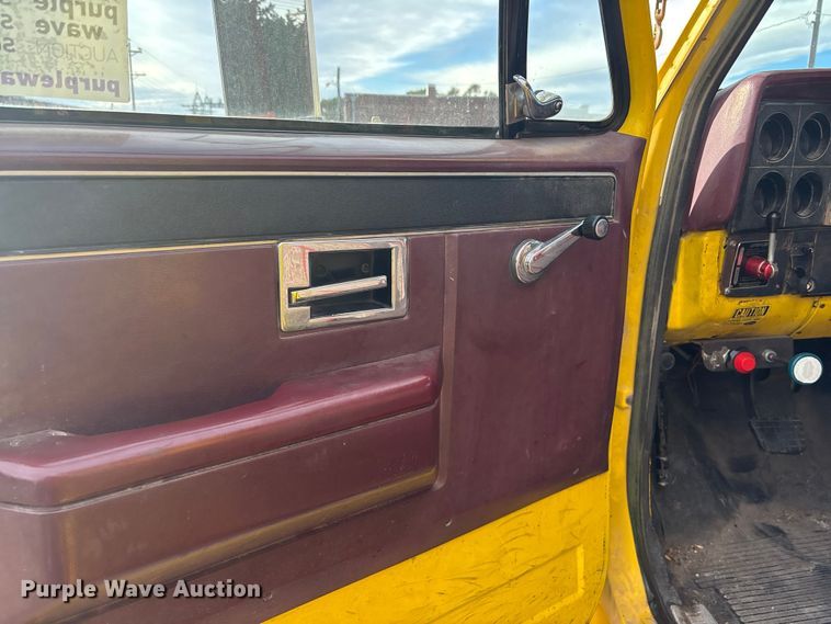 image for item EE4202 1984 GMC 7000 bucket truck