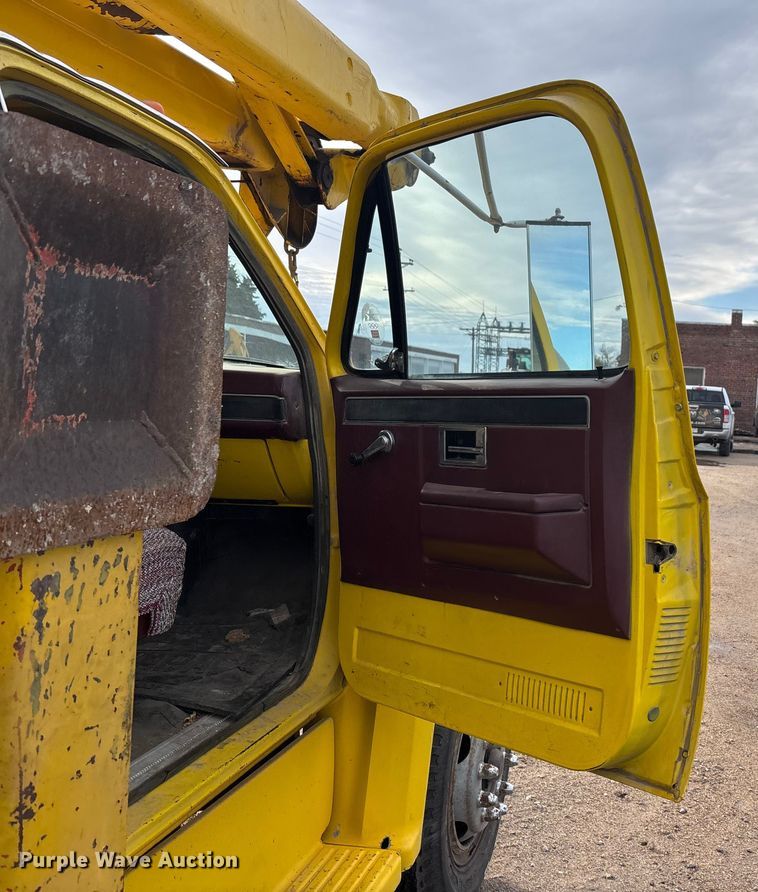 image for item EE4202 1984 GMC 7000 bucket truck