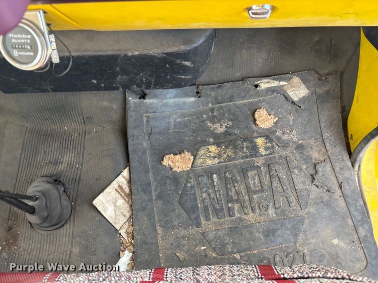 image for item EE4202 1984 GMC 7000 bucket truck