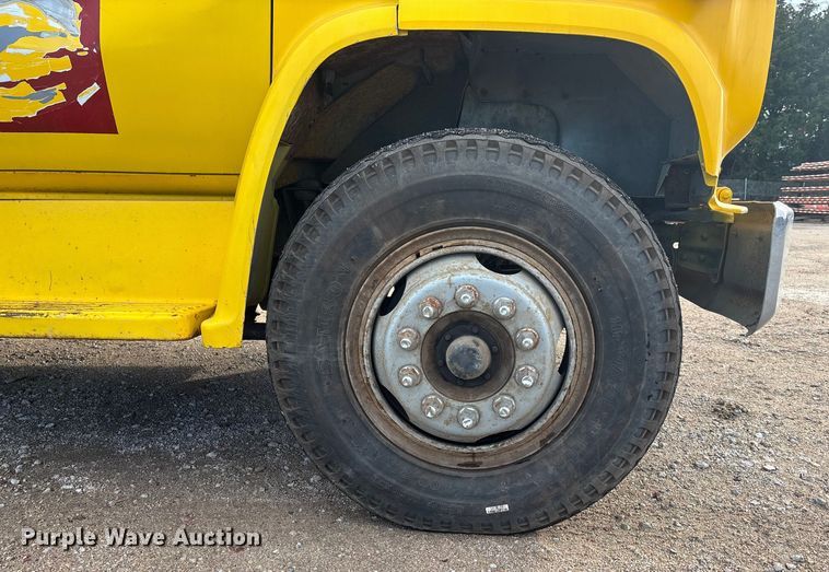 image for item EE4202 1984 GMC 7000 bucket truck