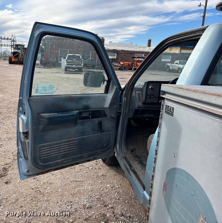 image for item EE4234 1989 GMC Sierra C1500 utility bed pickup truck