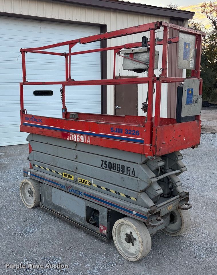 image for item EE4286 Sky Jack SJIII 3226 scissor lift