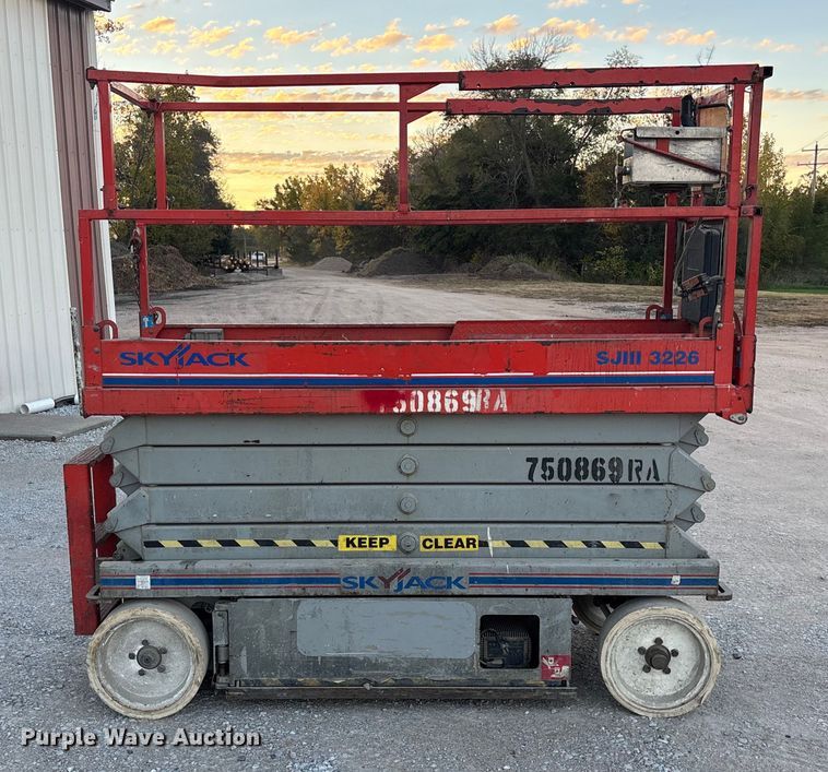 image for item EE4286 Sky Jack SJIII 3226 scissor lift