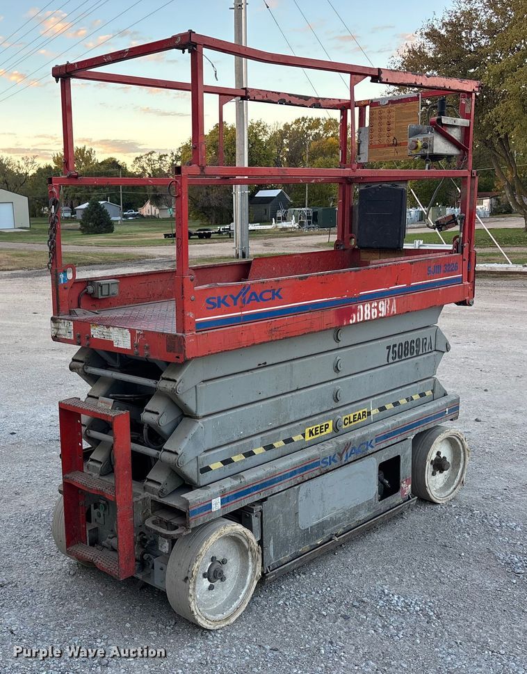 image for item EE4286 Sky Jack SJIII 3226 scissor lift