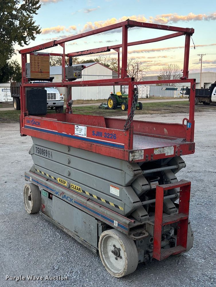 image for item EE4286 Sky Jack SJIII 3226 scissor lift