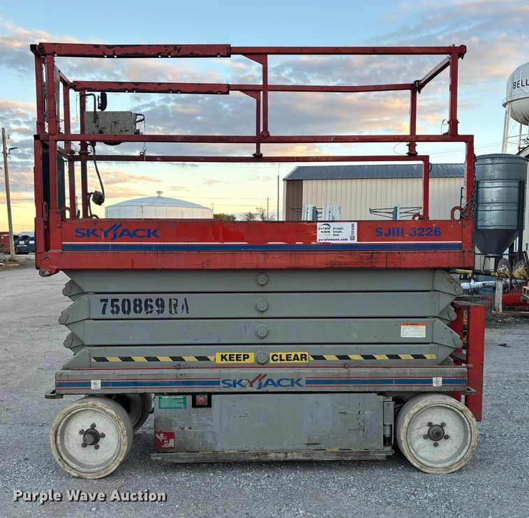 image for item EE4286 Sky Jack SJIII 3226 scissor lift