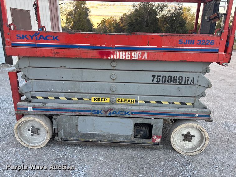 image for item EE4286 Sky Jack SJIII 3226 scissor lift