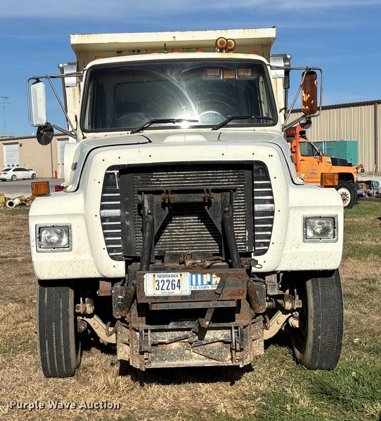 image for item EE4360 1995 Ford LT8000 dump truck