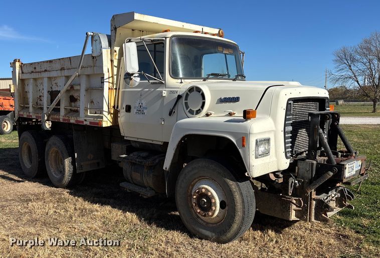 image for item EE4360 1995 Ford LT8000 dump truck