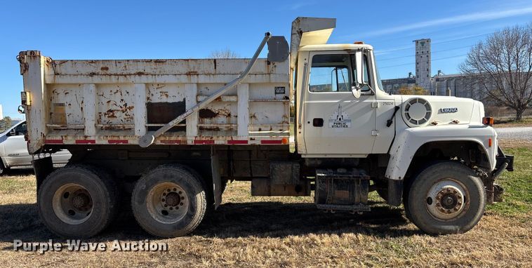 image for item EE4360 1995 Ford LT8000 dump truck