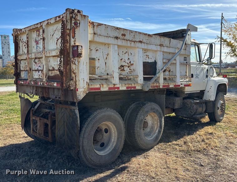 image for item EE4360 1995 Ford LT8000 dump truck