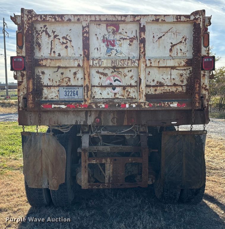 image for item EE4360 1995 Ford LT8000 dump truck