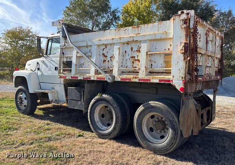 image for item EE4360 1995 Ford LT8000 dump truck