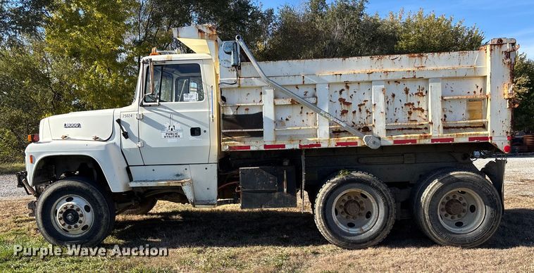 image for item EE4360 1995 Ford LT8000 dump truck