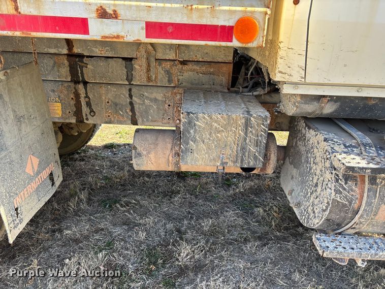 image for item EE4360 1995 Ford LT8000 dump truck