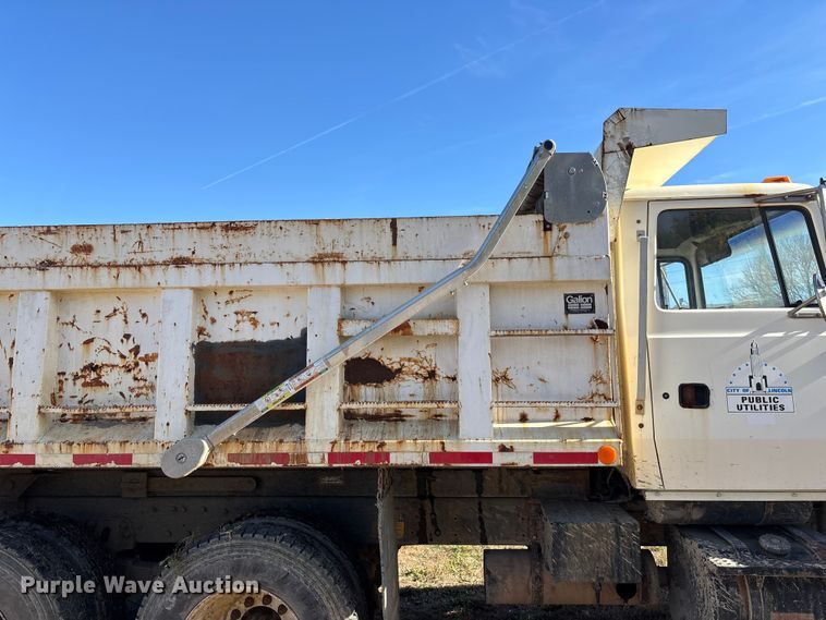 image for item EE4360 1995 Ford LT8000 dump truck