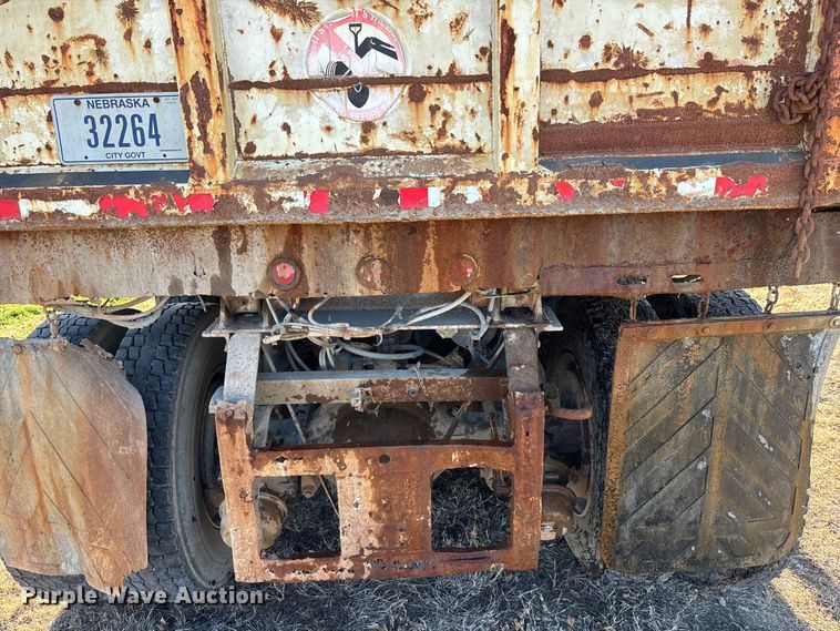 image for item EE4360 1995 Ford LT8000 dump truck