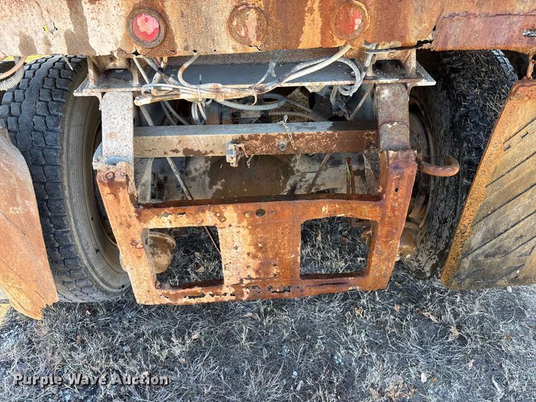 image for item EE4360 1995 Ford LT8000 dump truck