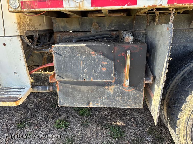 image for item EE4360 1995 Ford LT8000 dump truck