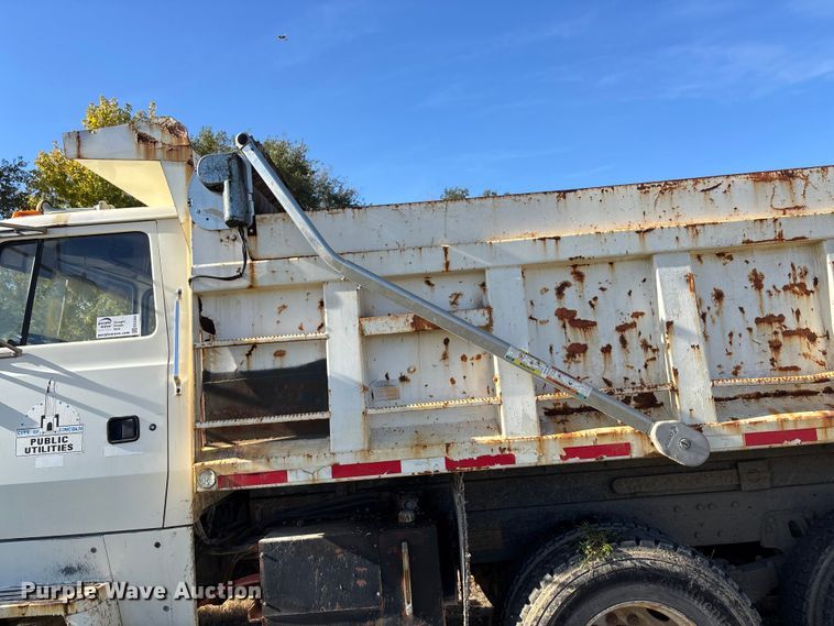 image for item EE4360 1995 Ford LT8000 dump truck