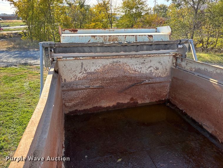 image for item EE4360 1995 Ford LT8000 dump truck