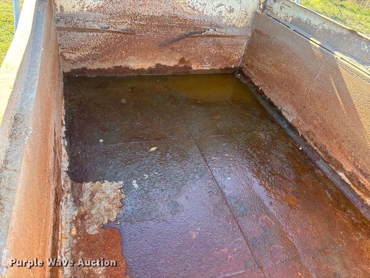 image for item EE4360 1995 Ford LT8000 dump truck