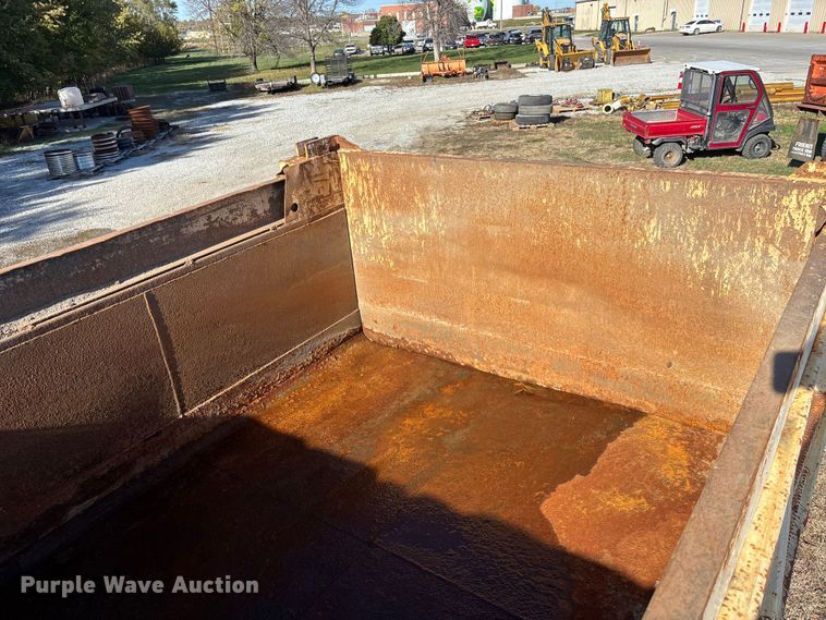 image for item EE4360 1995 Ford LT8000 dump truck