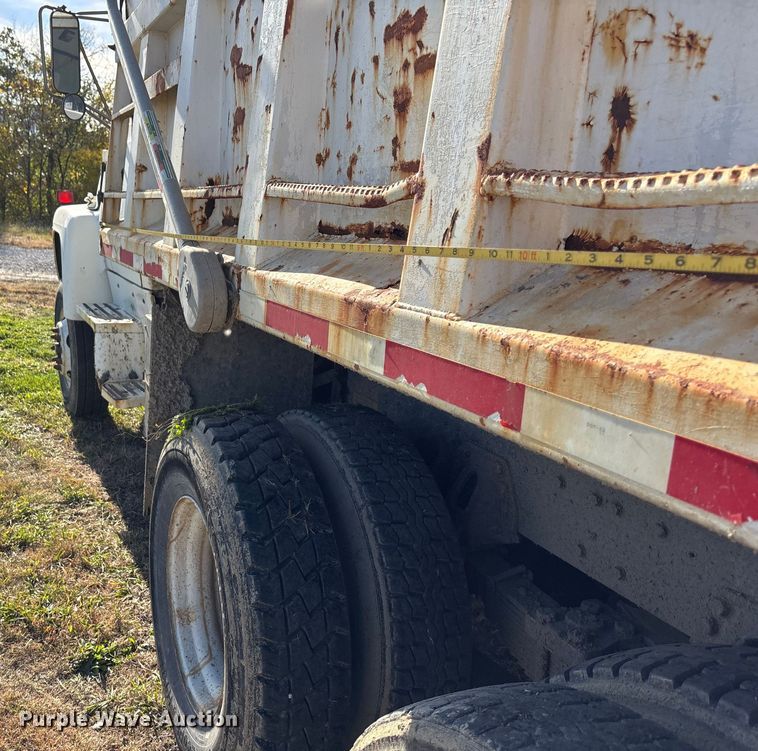 image for item EE4360 1995 Ford LT8000 dump truck