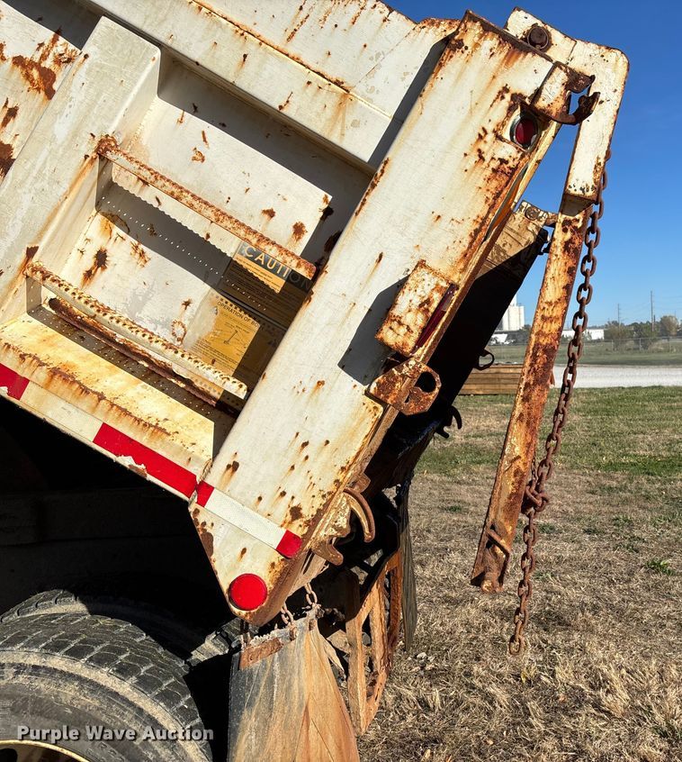 image for item EE4360 1995 Ford LT8000 dump truck