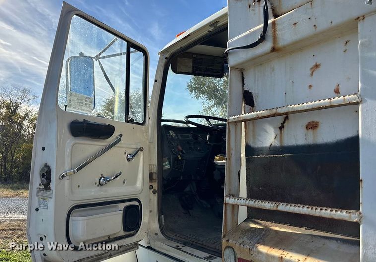 image for item EE4360 1995 Ford LT8000 dump truck