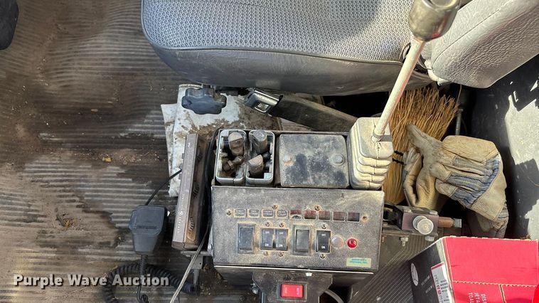 image for item EE4360 1995 Ford LT8000 dump truck