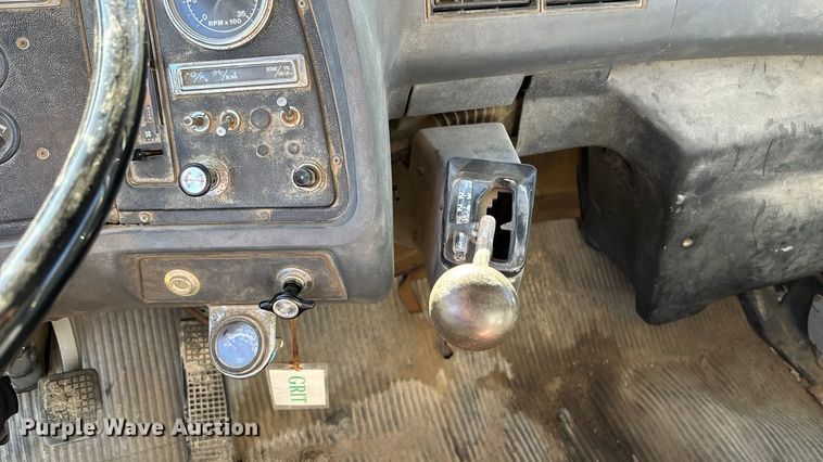 image for item EE4360 1995 Ford LT8000 dump truck