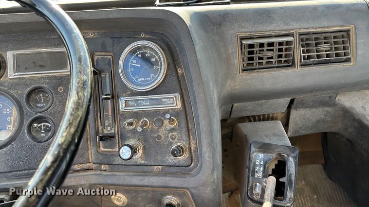 image for item EE4360 1995 Ford LT8000 dump truck