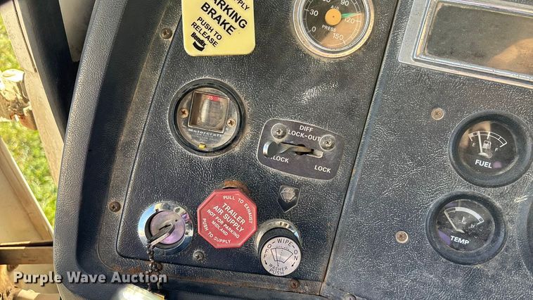 image for item EE4360 1995 Ford LT8000 dump truck