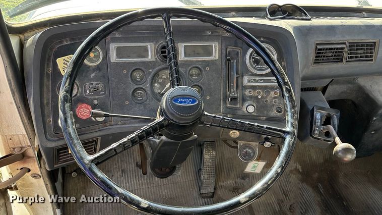 image for item EE4360 1995 Ford LT8000 dump truck