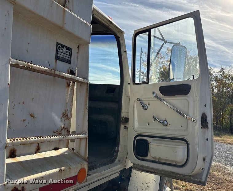 image for item EE4360 1995 Ford LT8000 dump truck