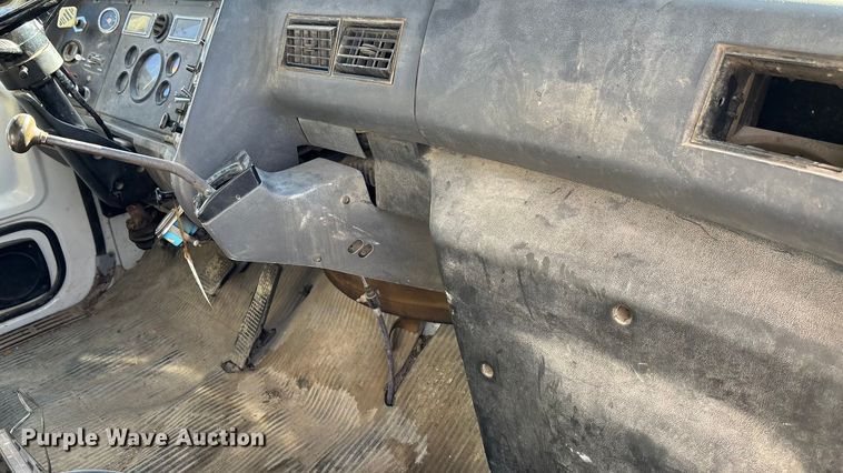 image for item EE4360 1995 Ford LT8000 dump truck