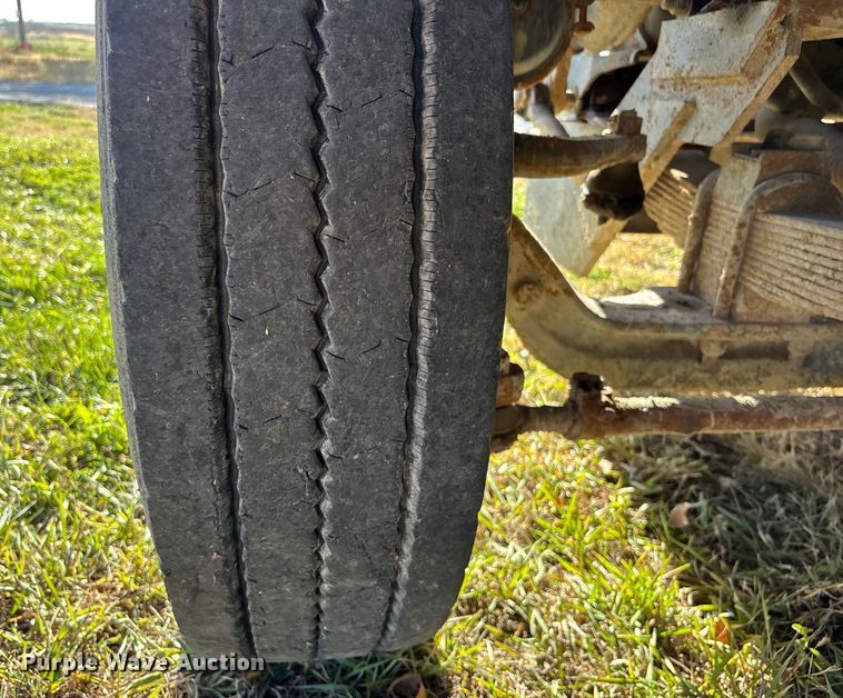 image for item EE4360 1995 Ford LT8000 dump truck