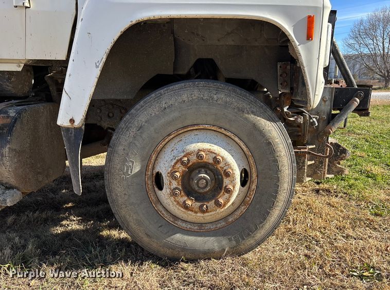 image for item EE4360 1995 Ford LT8000 dump truck