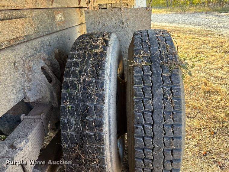 image for item EE4360 1995 Ford LT8000 dump truck