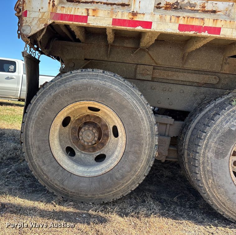 image for item EE4360 1995 Ford LT8000 dump truck