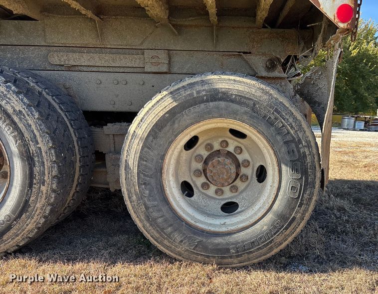 image for item EE4360 1995 Ford LT8000 dump truck