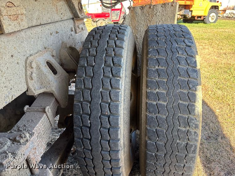 image for item EE4360 1995 Ford LT8000 dump truck