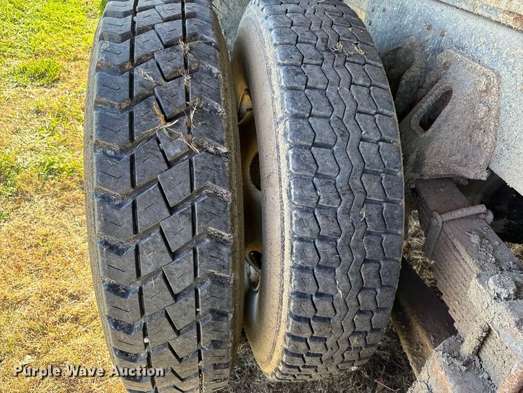 image for item EE4360 1995 Ford LT8000 dump truck