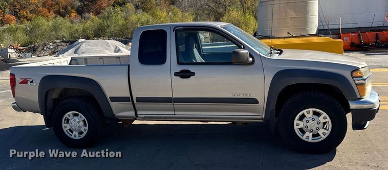 image for item EF2278 2004 Chevrolet Colorado Ext. Cab pickup truck