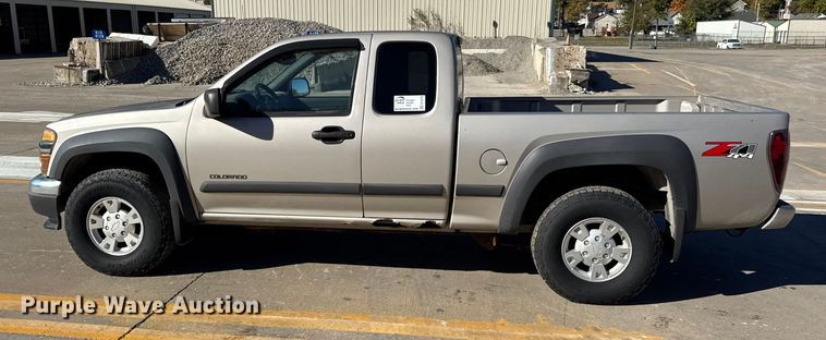 image for item EF2278 2004 Chevrolet Colorado Ext. Cab pickup truck